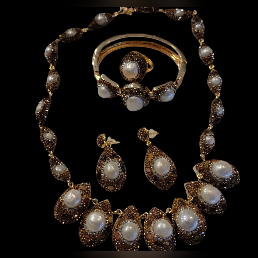 NEW Stunning Simulated Pearl, Stones, and Gold Tone Jewelry Set